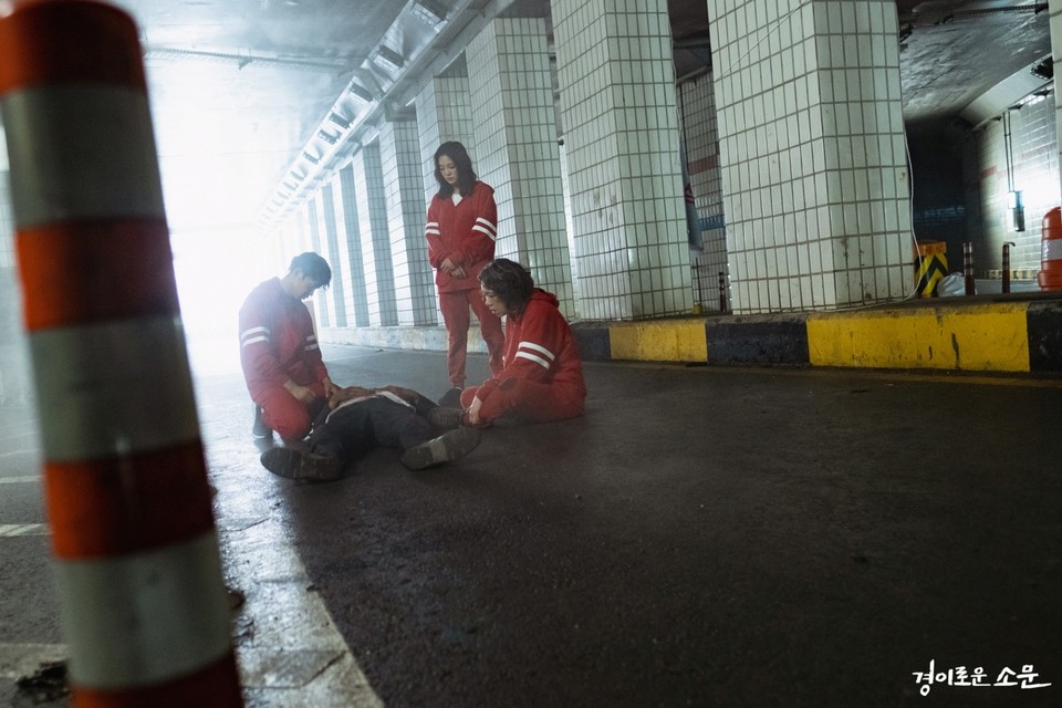 멀리서 빛이 들어오는 어두운 지하도에 빨간 츄리닝을 위아래로 맞춰 입은 세 명의 카운터가 양복을 입고 아스팔트 바닥에 쓰러진 동료 카운터를 보며 허탈해하고 있다. 사망한 카운터 ‘철중(성지루 분)’은 동료나 하늘로부터 도움을 받을 수 없는 상황에서 악귀와 싸우던 중 ‘융의 땅’이 사라져 사망했다(1회).