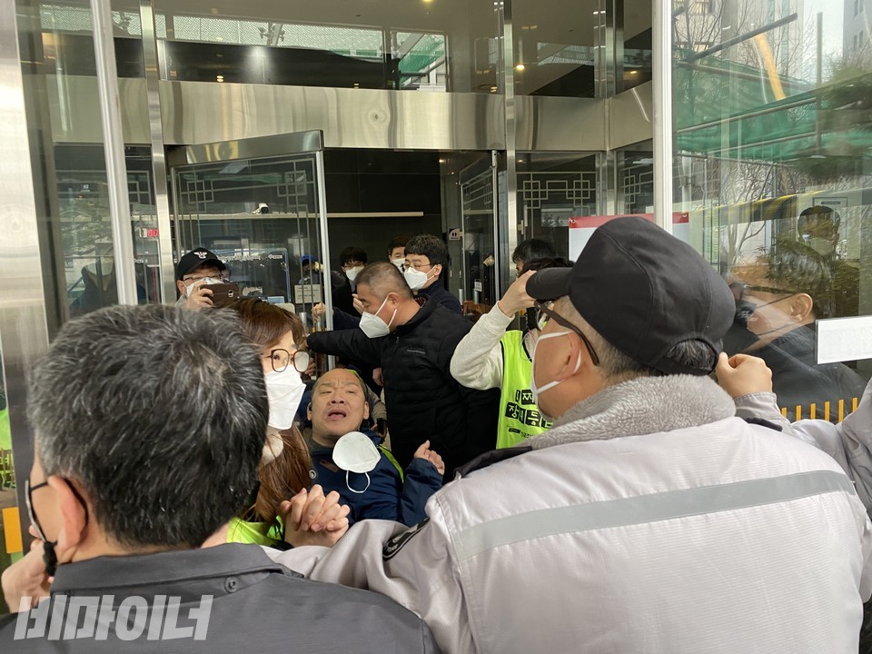 서울장애인차별철폐연대(아래 서울장차연) 등을 비롯한 장애인들은 설 명절을 하루 앞둔 10일 오후 2시, 서울시청 별관을 기습 점거했다. 경찰과 서울시청 직원들이 휠체어이용 장애인의 입장을 저지하고 있다. 사진 이가연