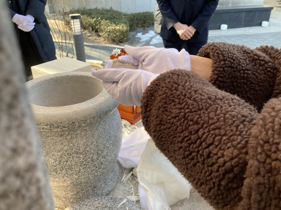 유골을 직접 산골하는 ㅁ 님의 누나. 사진 나눔과나눔