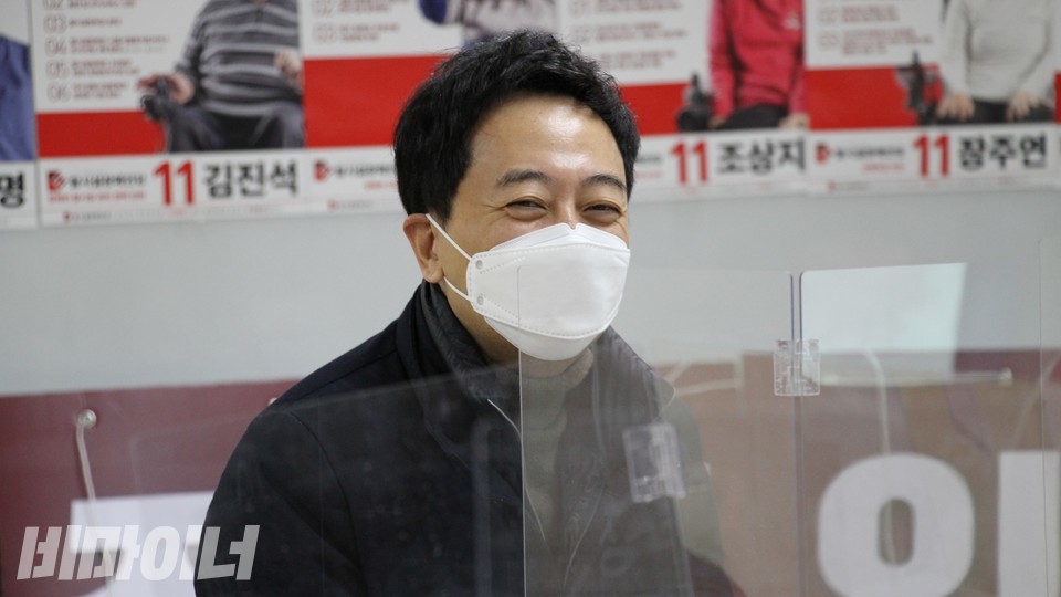 금태섭 무소속 서울시장 예비후보가 전장연과의 정책면담에서 미소를 지어보이고 있다. 사진 하민지