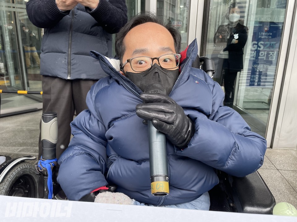 박현 한국장애인자립생활센터협의회 대외협력실장이 기자회견에서 발언하고 있다. 사진 하민지