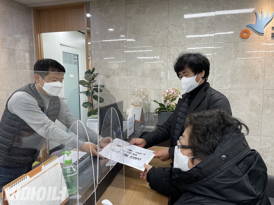 이 대표와 강 집행위원장은 기자회견이 끝난 후 인권위에 진정서를 제출했다. 사진 하민지