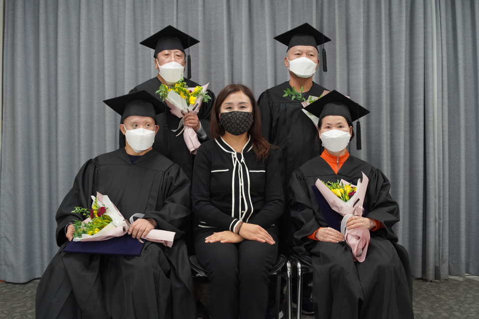 지난 24일, (사)장애인지역공동체 부설 성인장애인야간학교 질라라비장애인야학에서 성인장애인 8명의 초등학력 인정서 수여식이 열렸다. 사진 질라라비야학