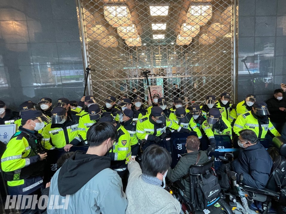 서울시청 후문 앞에서 장애인 활동가들이 시청에 들어가려 하자 경찰이 막아내고 있다. 사진 안희제
