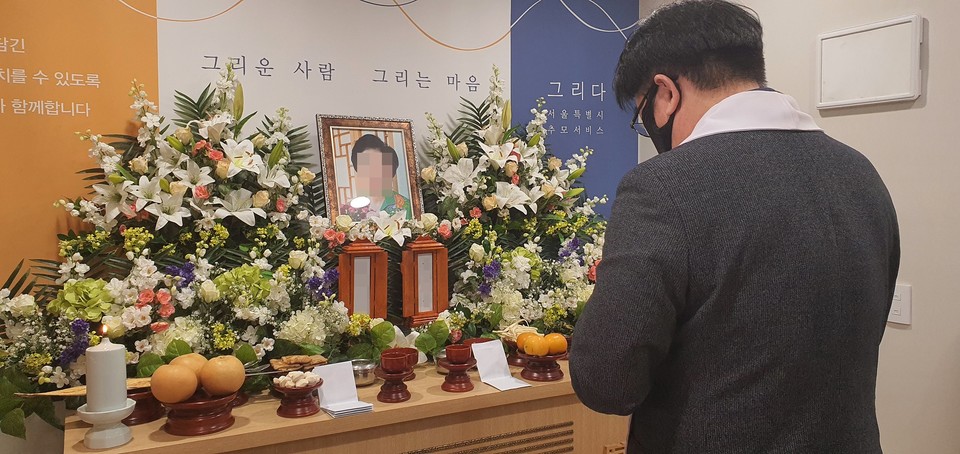 공영장례 빈소에 놓인 마음꽃 영정사진. 사진 나눔과나눔