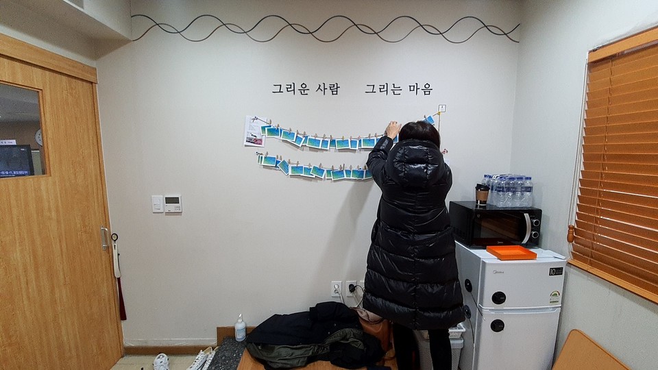 남편에게 전하는 마지막 인사말을 걸고 있는 ㄱ 님의 아내. 사진 나눔과나눔