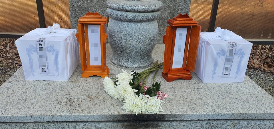 산골되기 전 유택동산에 놓인 ㄷ 님과 ㄹ 님의 유골함. 사진 나눔과나눔