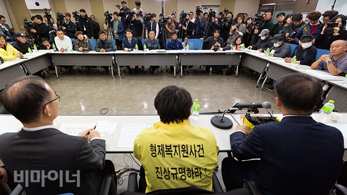 2018년 11월 27일, 문무일 당시 검찰총장은 여의도 이룸센터에서 형제복지원 피해생존자 및 유가족들에게 검찰의 과오를 사과하고, 향후 인권 유린 사태가 발생하지 않도록 역할에 힘쓰겠다고 약속했다. 사진 박승원