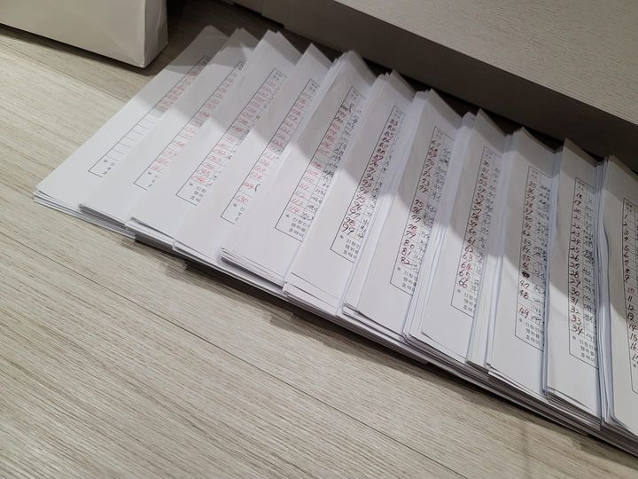 작년 12월 10일 제출된 형제복지원 피해생존자들이 작성한 진상규명 신청서. 피해생존자 한종선 씨가 전국에 흩어져 사는 피해자를 찾아가 받은 것을 모아 찍은 사진이다. ⓒ한종선