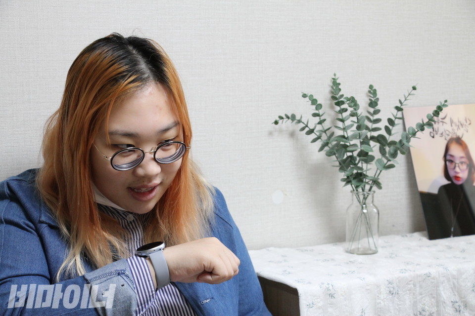 전시회 내내 친구들에게 전화가 걸려왔지만, 전시회 초대는 하지 않았다. 사진 허현덕