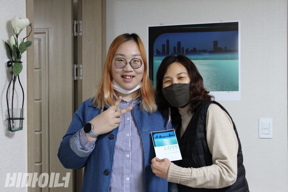 초대는 안 했지만, 친구들은 알아서 찾아왔다. 기다리던 최선영 센터장과 다정하게 포즈를 취하고 있다. 사진 허현덕