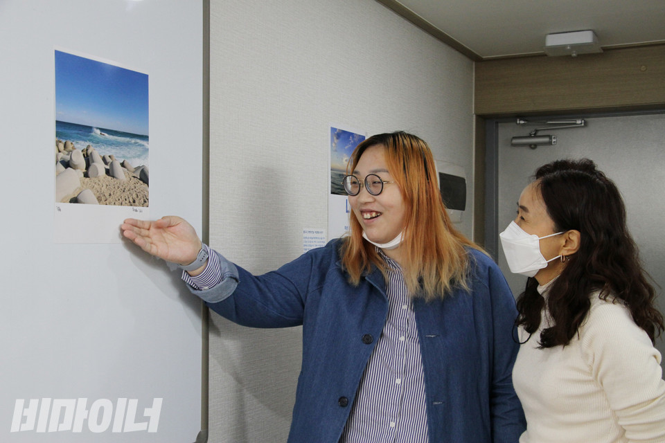 유진화 ‘LOVE-스마트폰 사진전’이 11일부터 프리웰지원주택 신월신정커뮤니티 3층에서 열렸다. 직접 사진 설명을 하고 있다. 사진 허현덕