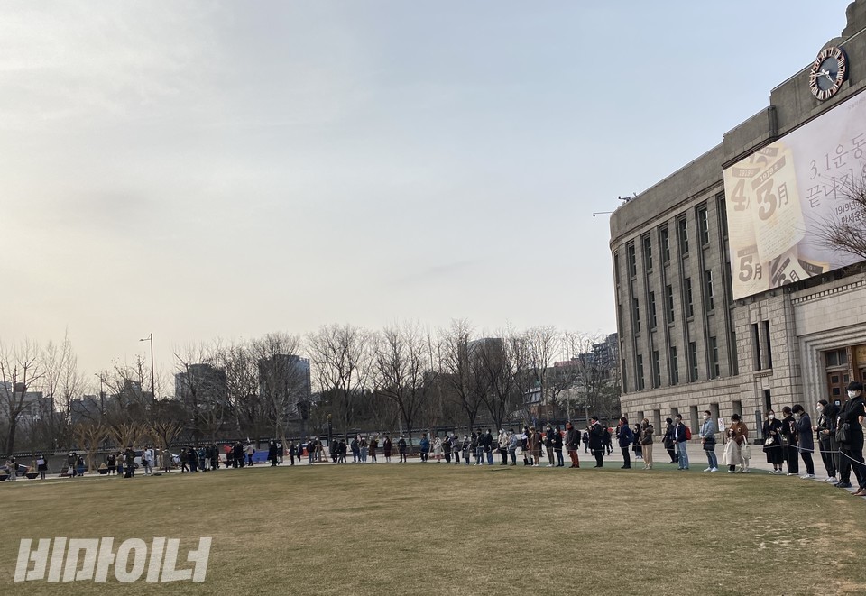 지난 6일, 서울시청 광장에 사람들이 모여 변희수 하사를 추모하고 있다. 사진 이가연