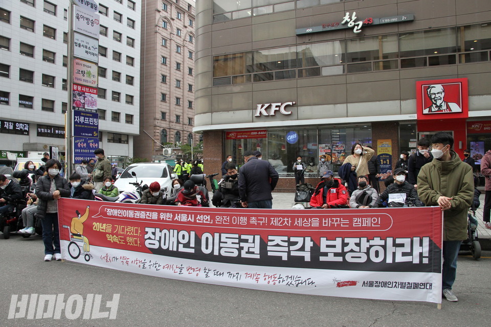 활동가들이 오세훈 후보 선거사무소 건물 앞에서 기자회견을 열고있다. 사진 하민지