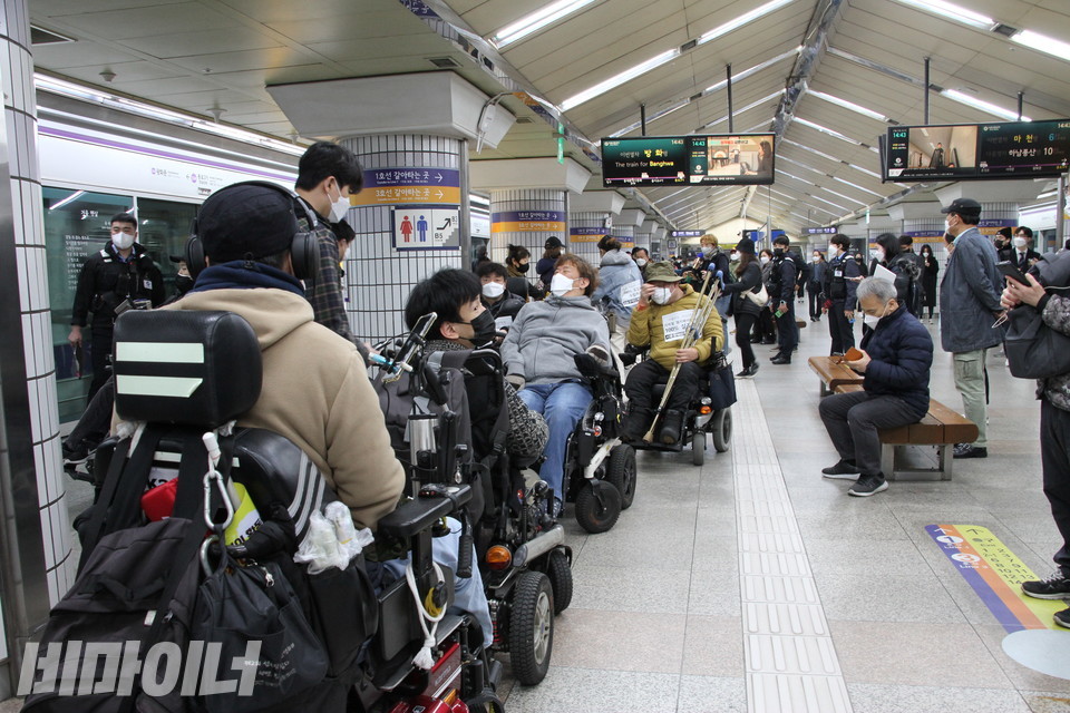 활동가들은 여의도역에서 하차해 오세훈 후보 선거사무소로 향했다. 사진 하민지