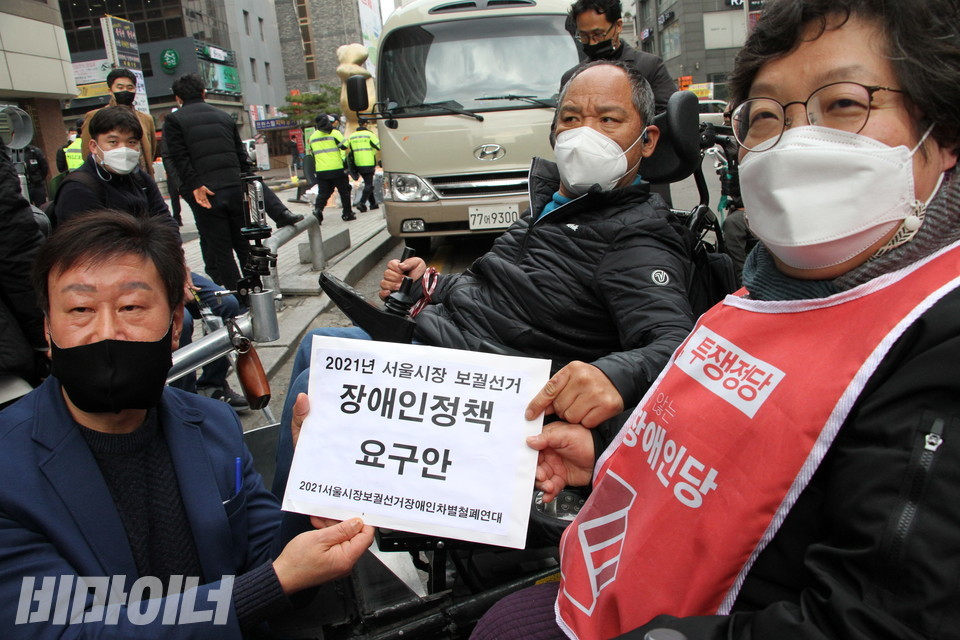 류관희 전 서울시의회 의원(왼쪽)이  이규식 서울장차연 상임공동대표(가운데), 이형숙 서울장애인자립생활센터협의회 대표(오른쪽)로부터 '2021년 서울시장 보궐선거 장애인정책 요구안'을 받고있다. 사진 하민지