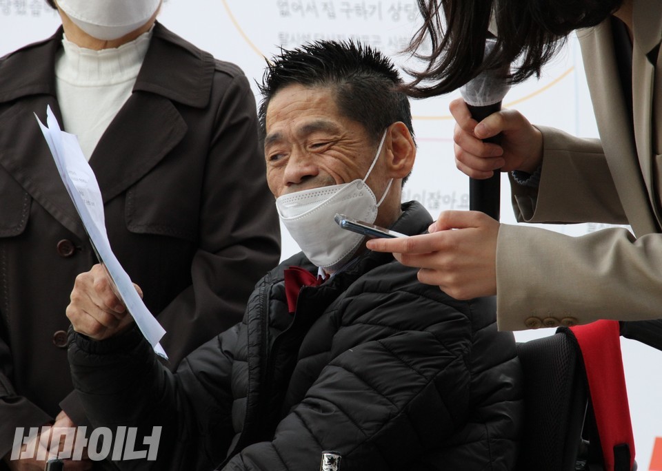 탈시설장애인 이규석 씨가 탈시설 소감을 밝히고 있다. 그의 발언에서 장애인탈시설법 제정의 필요성이 잘 드러나고 있다. 사진 허현덕