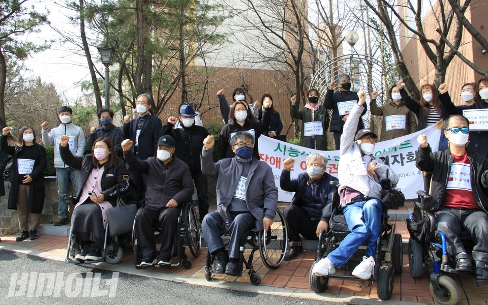 기자회견에 참가한 활동가들이 "투쟁"을 외치고 있다. 사진 하민지