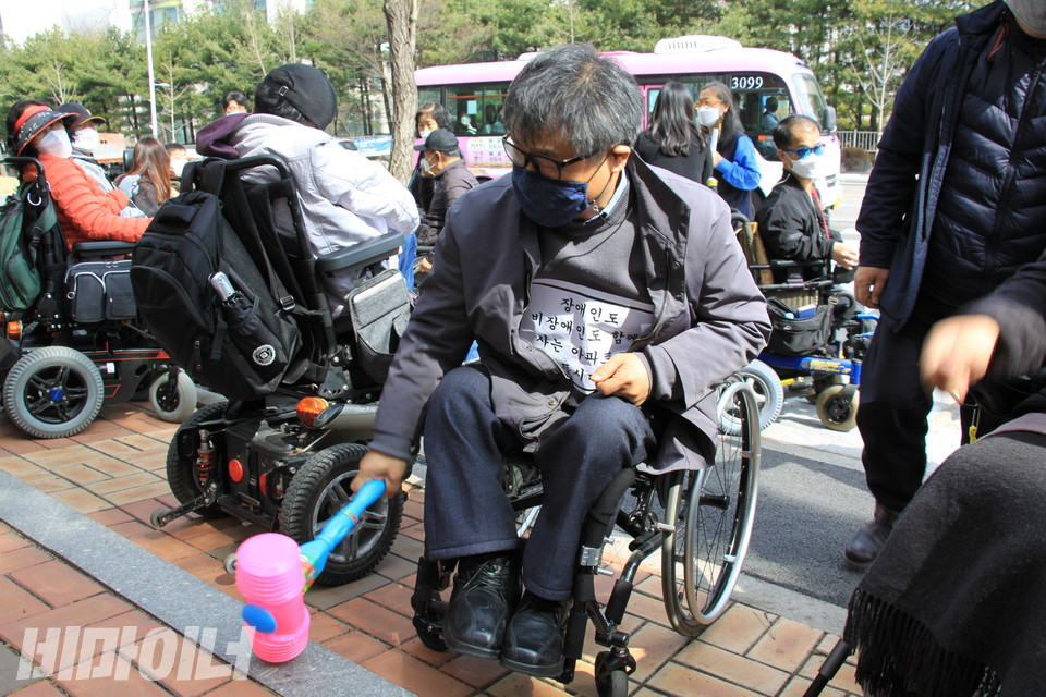 공계진 씨가 아파트 후문의 계단을 뿅망치로 내리치는 퍼포먼스를 선보이고 있다. 사진 하민지