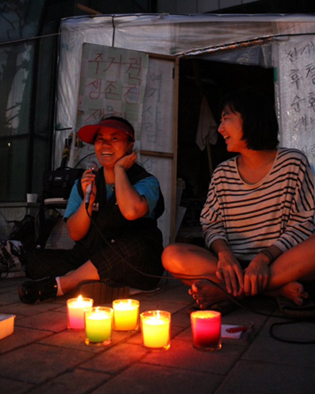 2011년 9월 5일, 용산구청 앞 신계철대위 천막 앞에서 만난 강정희 씨와 필자. 사진 빈곤사회연대