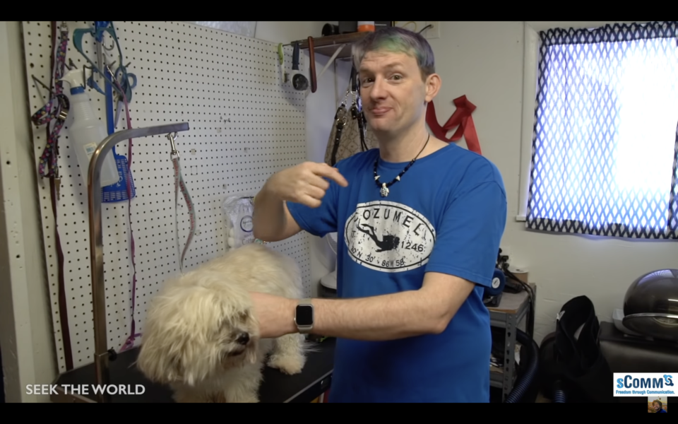 청각장애인 애견미용사 안토니 씨가 수어로 자신이 하는 일을 설명하고 있다. 사진 유튜브 'Seek the World' 채널 갈무리