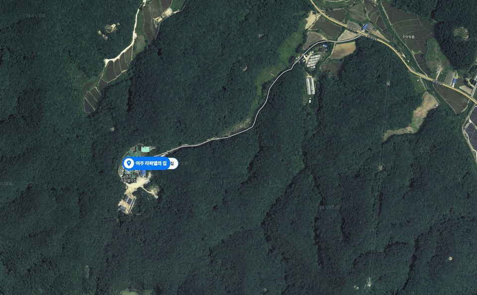 라파엘의집은 여주 시내에서도 멀리 떨어져 있고, 큰길에서는 구불구불한 산길을 따라 800m를 올라가야 한다. 대중교통으로는 접근할 수 없으며, 건물은 산 중턱에 자리 잡고 있다. 사진 네이버 위성 캡처