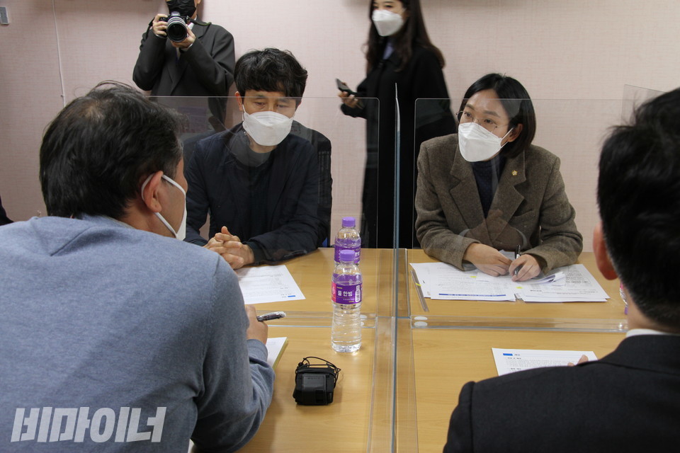 지난 22일, 장혜영 정의당 의원이 라파엘의집에 방문했다. 장 의원은 이날 정충현 보건복지부 장애인정책국장, 홍성보 서울시 장애인복지정책과 장애인거주시설팀장, 장정은 강남구청 사회복지과장, 라파엘의집 원장, 사회복지법인 하상복지재단 등과 면담했다. 서울시장애인권익옹호기관은 참여하지 않았다. 사진 허현덕