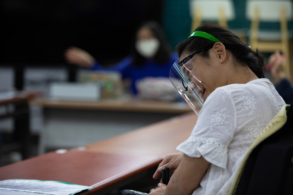 노들야학 음악대 연습을 하는 조상지 씨. 사진 정택용