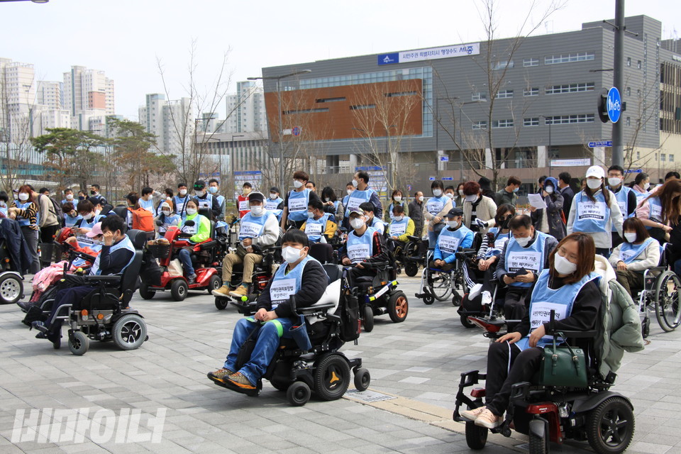 결의대회 참여를 위해 전국에서 모인 장애인 활동가들. 사진 하민지 