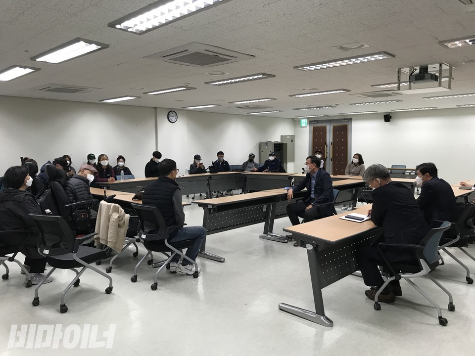 26일 오후 1시 세종시교통약자이동권보장및공공성강화시민사회단체대책위원회와 전국장애인차별철폐연대 등 시민사회단체는 세종도시교통공사 2층을 점거하고, 누리콜 운전원의 완전한 고용승계를 촉구했다. 대회의실에서 활동가와 세종시도시교통공사 사장을 비롯한 관계자가 면담을 하고 있다. 사진 허현덕