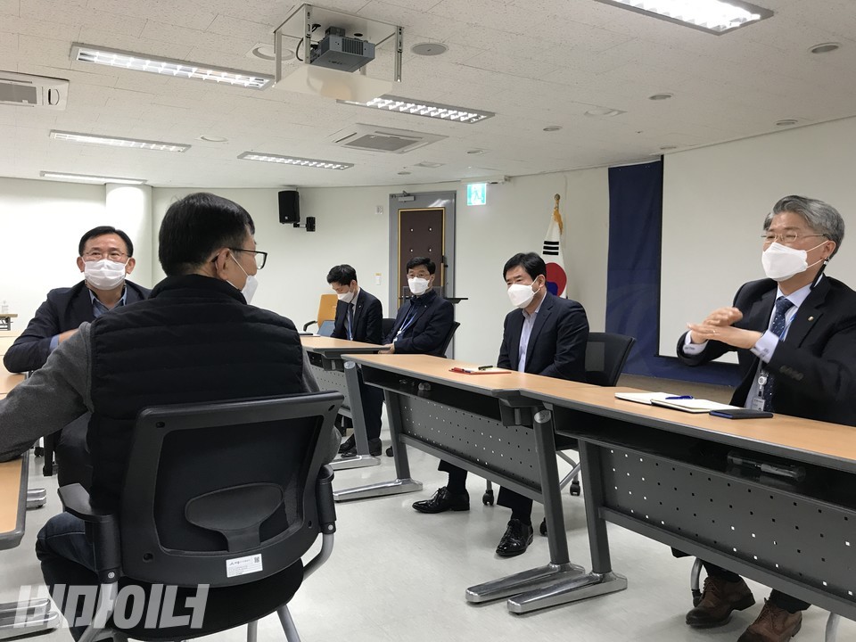 면담에서 대책위와 배준석 사장은 고용승계에 대한 첨예한 입장차만 확인했다. 안성부 세종도시교통공사 기획현식처장이 고용승계가 안 된다는 손짓을 하고 있다. 사진 허현덕
