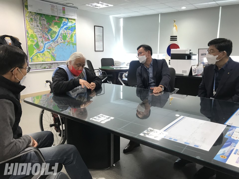 대책위와 장애계가 세종도시교통공사 사장실에서 운전원 고용승계 관련 면담을 했지만, 입장은 좁히지 못했다. 사진 허현덕