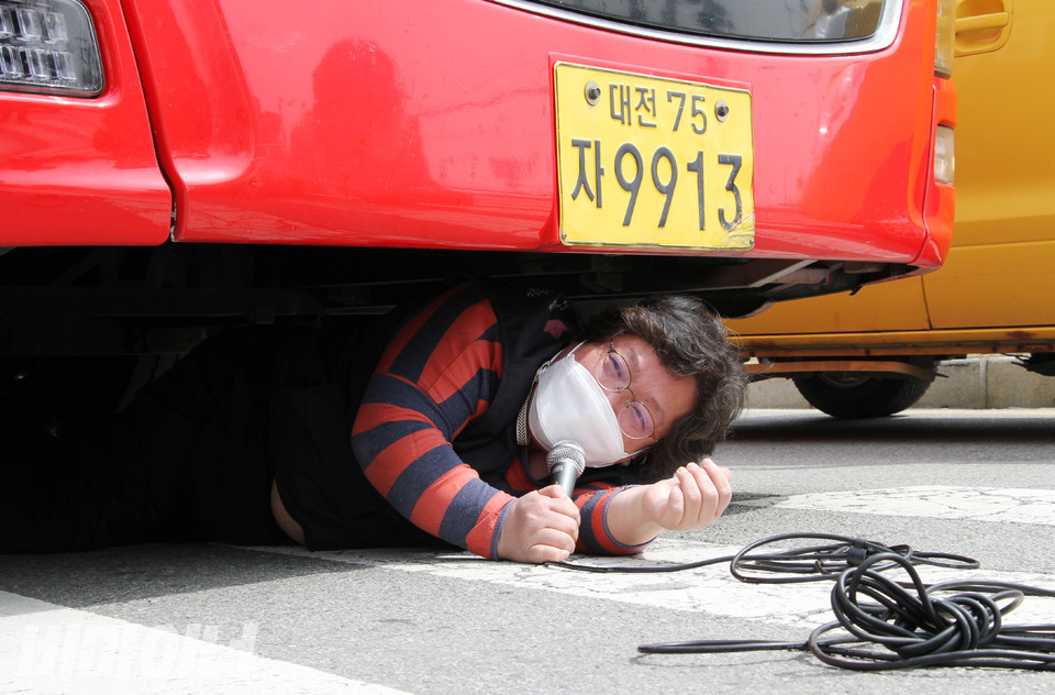 B1버스가 장애인을 버려둔 채 비장애인 승객만 싣고 떠나려고 하자, 이형숙 대표가 버스 차체 밑으로 기어들어가 출발을 저지시켰다. 사진 강혜민