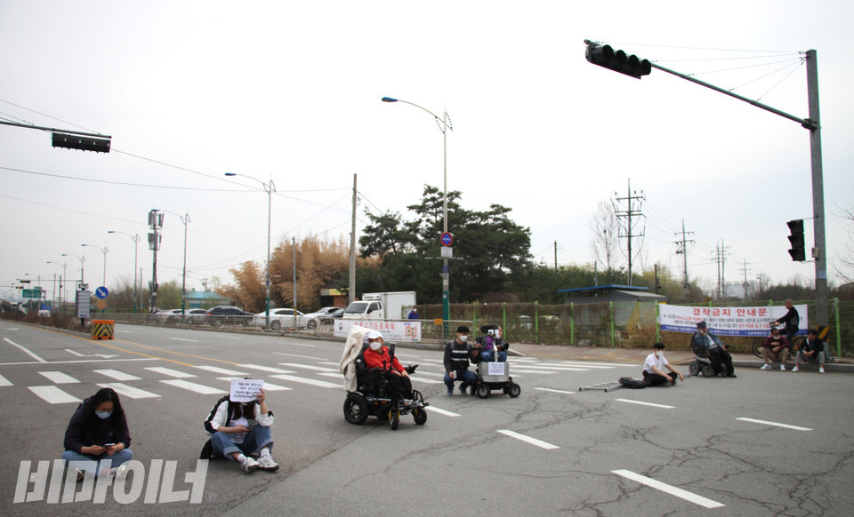 오송역 앞 오송가락로 사거리를 막고 있는 장애인 활동가들. 사진 강혜민