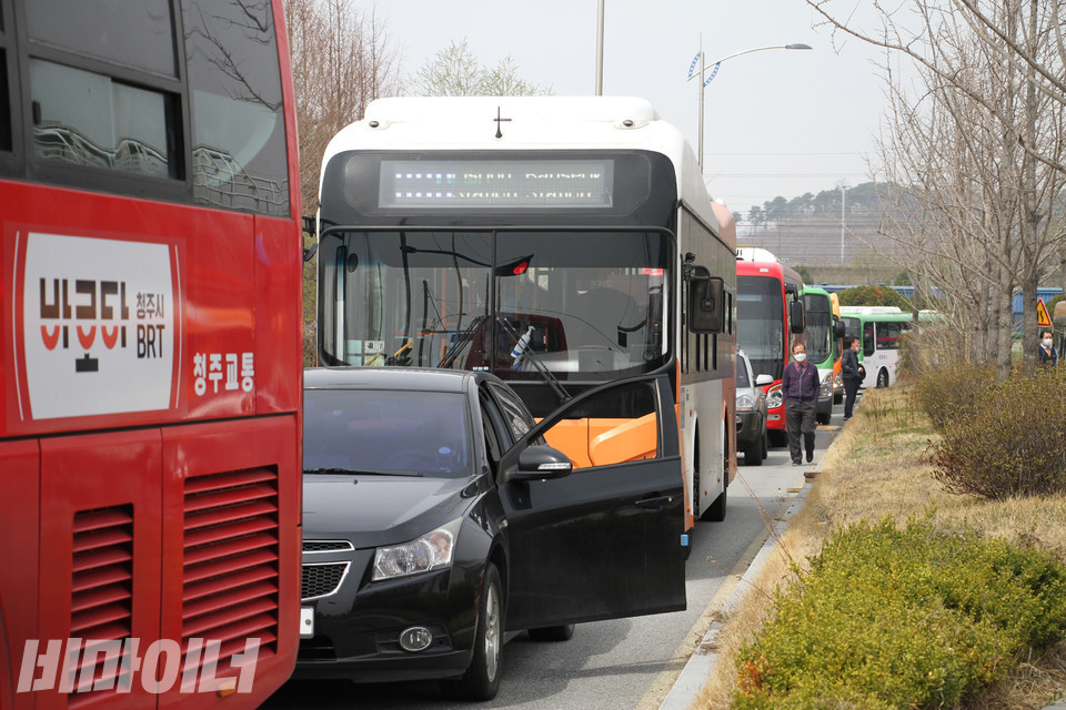장애인은 이동할 수 있는 세종시의 열악한 장애인 이동권을 알리기 위해 장애인 활동가들이 오송역 앞 버스승강장에서 나가는 출구를 막아섰다. 그러자 움직이지 못한 버스와 승용차들이 일렬로 서있다. 두 번째에 서 있는 승용차의 운전석 차 문은 열려 있으며, 그 뒤로도 버스 기사들이 나와서 기다리고 있다. 사진 강혜민