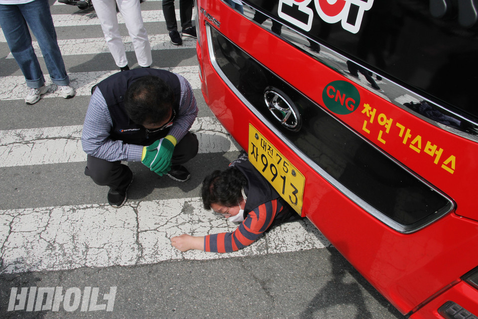 B1버스가 장애인을 버려둔 채 비장애인 승객만 싣고 떠나려고 하자, 이형숙 대표가 버스 차체 밑으로 기어들어가 출발을 저지시켰다. 사진 강혜민