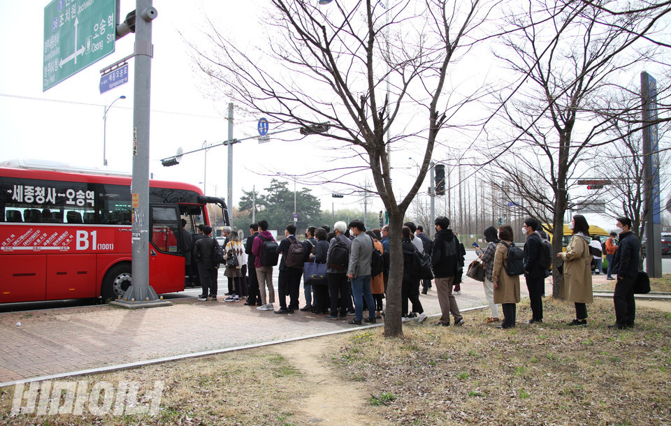 버스 점거가 한 시간 반가량 지날 무렵이던 12시 30분, B1버스는 ‘비장애인 승객을 위한’ 승강장을 임시로 만들어 비장애인 승객을 태우기 시작했다. 사진 강혜민
