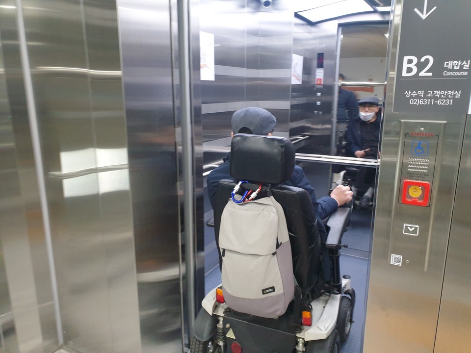 한 휠체어이용자가 6호선 상수역 지하 1층에서 지하 2층 승강장으로 연결되는 엘리베이터를 탑승하고 있다. 사진 제공 서울장차연
