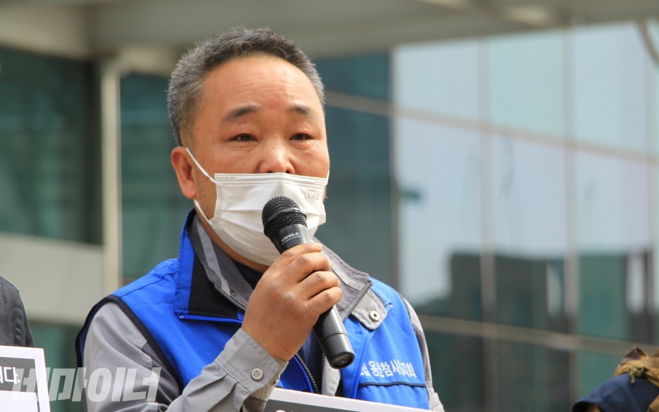 천주석 씨는 기자회견에서  “용역이 무섭다. 경찰이 무섭다. 오세훈이 무섭다”라고 발언하며 눈시울을 붉혔다. 사진 하민지