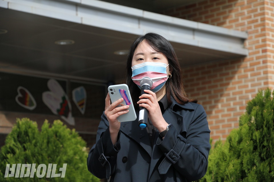 송지은 청소년성소수자위기지원센터 띵동 변호사가 청소년 주거권을 위한 요구안을 발표하고 있다. 사진 강혜민