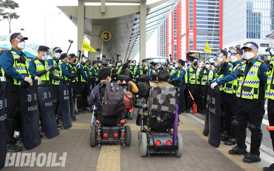 여의도 환승센터를 점거하려는 장애인 활동가들을 경찰 수십 명이 막았다. 사진 하민지