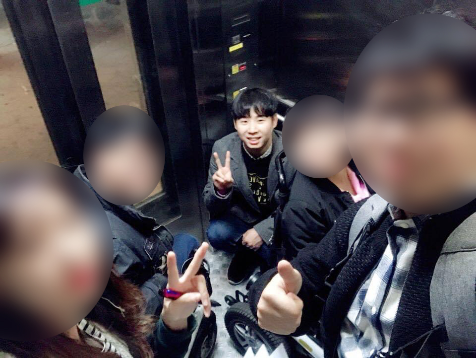 게르니카 배리어프리 맵 만들면서 게르니카 친구들과. 가운데 필자. 출처 연세대학교 장애인권동아리 게르니카 페이스북