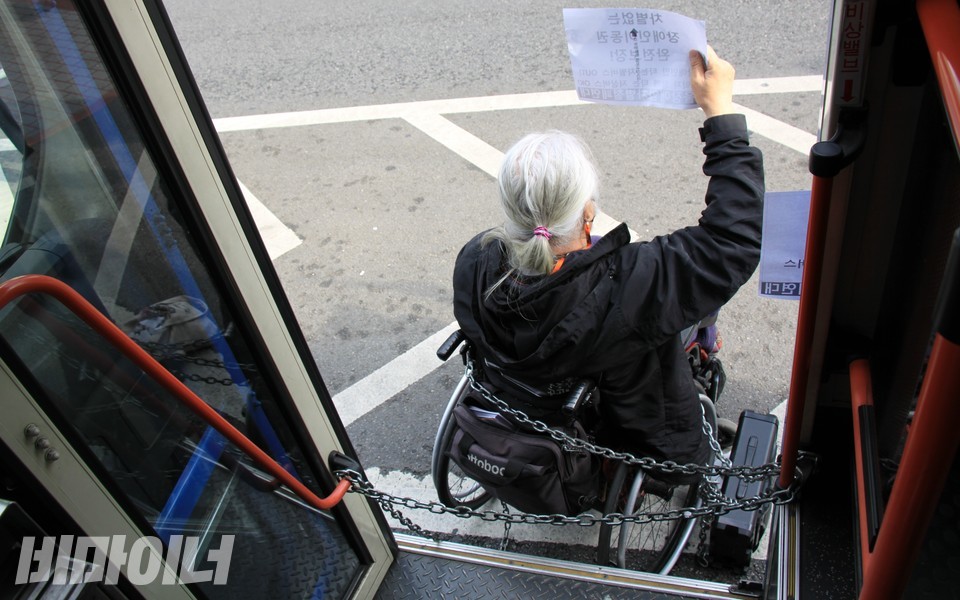 버스와 자신을 쇠사슬로 묶은 박 이사장의 뒷모습. 사진 하민지