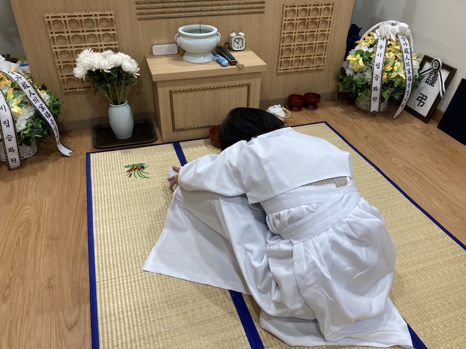 공영장례 빈소에서 마지막 인사를 건네고 있는 ㄱ 님의 사실혼 배우자. 사진 나눔과나눔