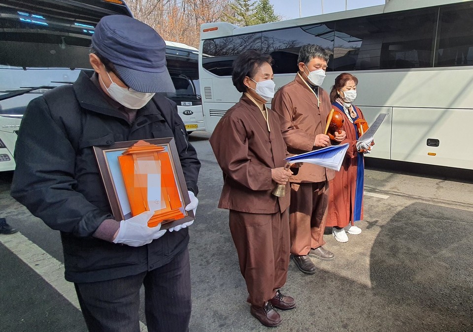 ㄴ 님의 장례에 참여한 이웃. 사진 나눔과나눔
