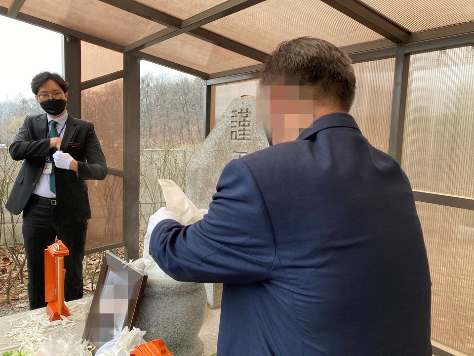 ㄷ 님의 아버지가 아들의 유골을 산골하고 있는 모습. 사진 나눔과나눔