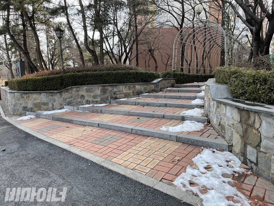 신한토탈아파트 후문 계단. 경사가 높지 않지만 휠체어나 유아차는 지나갈 수 없다. 사진 하민지