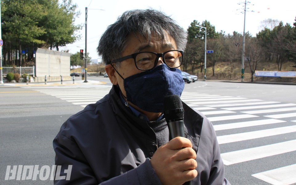 공계진 씨는 지난달 19일, 시민사회단체 활동가들과 함께 아파트 후문 앞에서 기자회견을 열었다. 사진 하민지