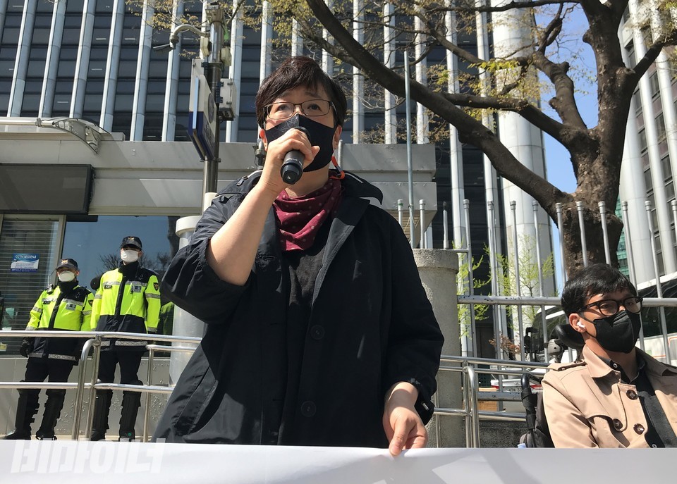 정순경 전국장애인부모연대 서울지부 부대표는 “라파엘의집에 설치된 기립기 사진을 보고 경악했다. 그냥 나무판자에 불과한 ‘관짝’보다 못한 고문기구, 학대기구처럼 보였다”고 성토했다. 사진 허현덕