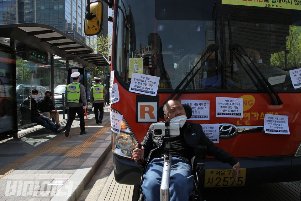 이규식 서울장차연 상임대표는 버스 한 대를 점거하고, 비장애인만 타는 차별버스는 사라져야 한다고 외쳤다. 사진 하민지